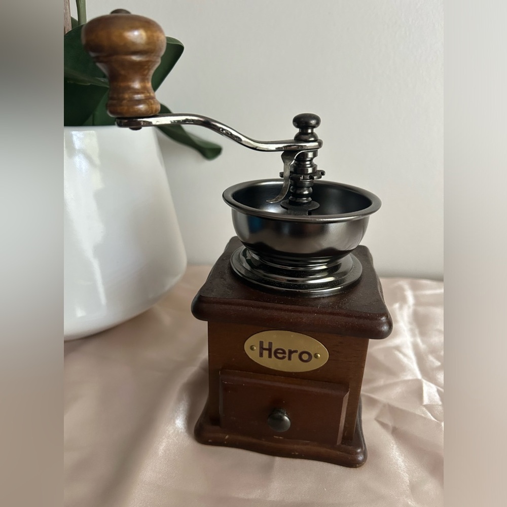 Classical Wooden Manual Coffee Bean Grinder